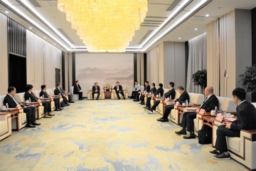 市委副书记、、、市长张君毅会见微扑克俱乐部集团合作同伴—日本TPR株式会社会长末廣博