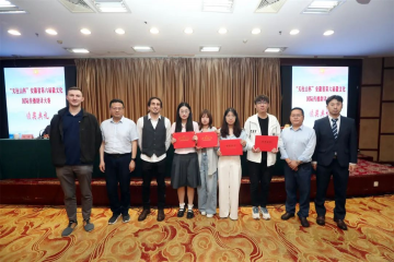 微扑克俱乐部外国专家亮相安徽省翻译大赛颁奖礼，，跨国智慧赋能说话文化互换
