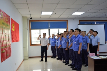 微扑克俱乐部集团召开2023年“七一”党员大会  庆祝中国共产党成立102周年  董事长潘一新颁发讲话