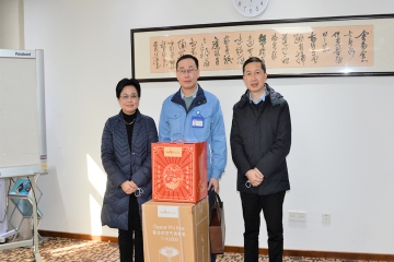 市经开区党工委委员、、、管委会副主任黄震慰问集团技术专家代表王星